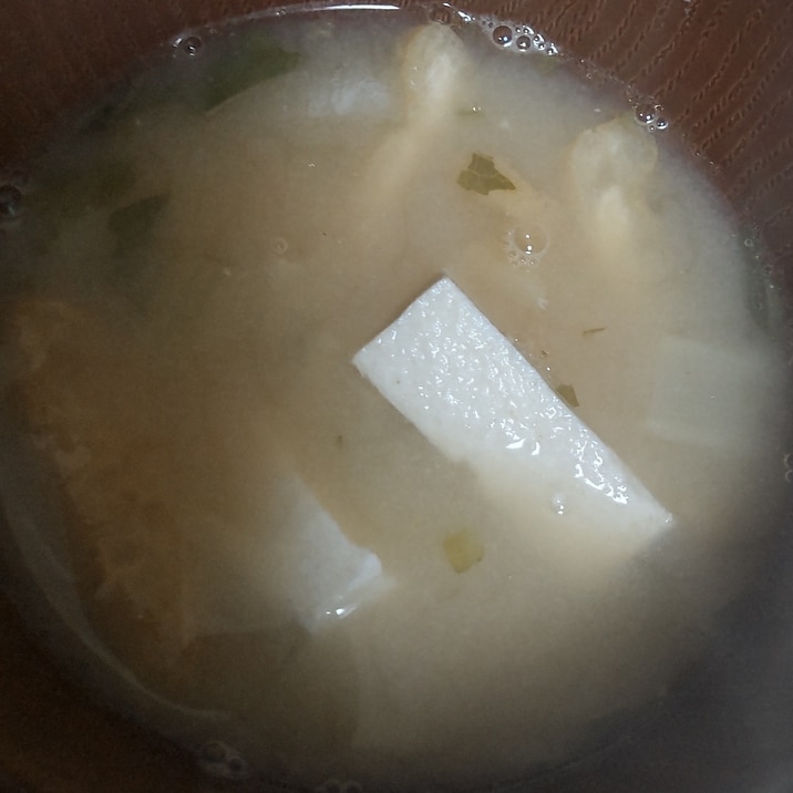 豆腐と油揚げと大根の葉のお味噌汁